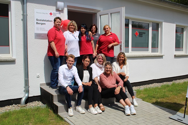 Gruppe von DRK-Mitarbeitenden vor der neuen DRK-Sozialstation in Bergen auf Rügen bei der offiziellen Eröffnung.