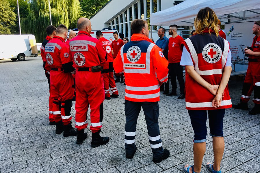 Deutsche und Polnische DRK-Rettungskräfte bei gemeinsamer Übung in Koszalin mit realitätsnahen Katastrophensyenarien.