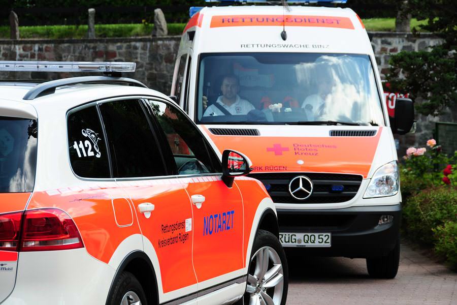 DRK-Mitarbeiter im Schutzanzug – Aufruf zur Spende von Schutzkleidung und Masken während der Corona-Pandemie.