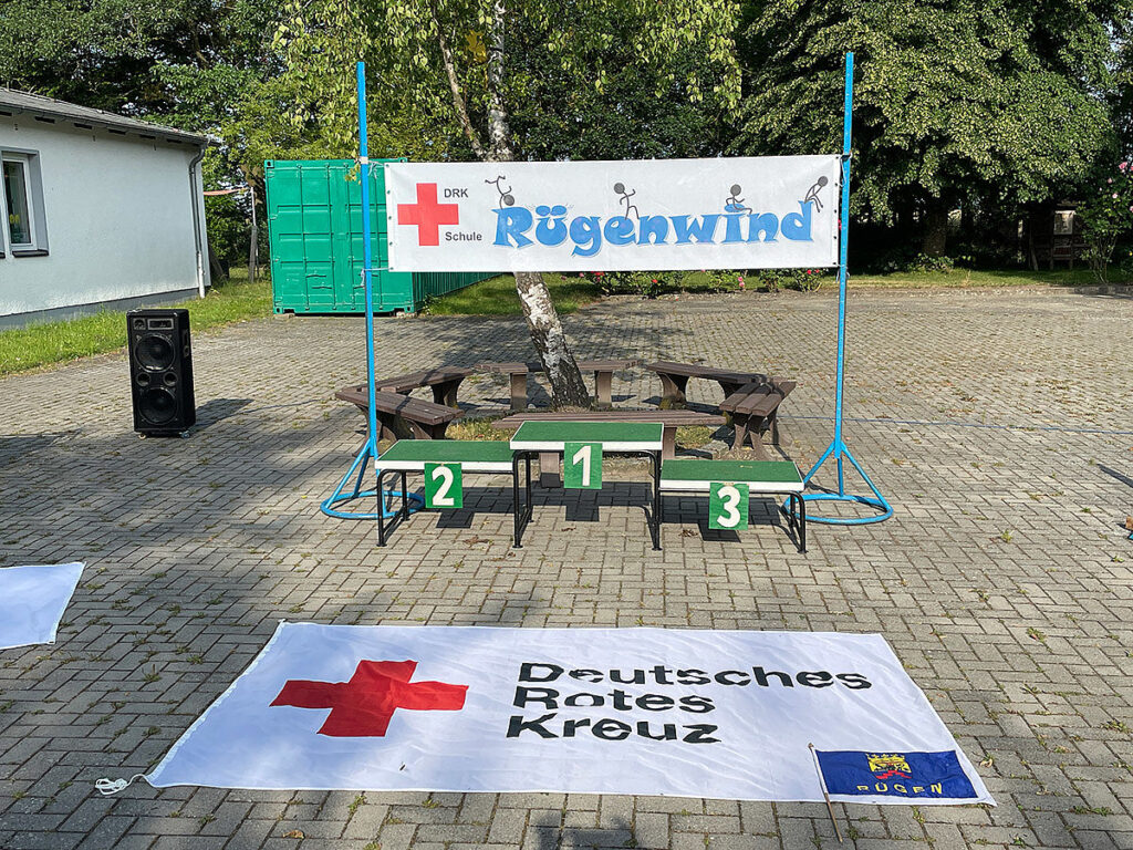 Schülerinnen und Schüler der DRK „Rügenwind“ Schule feiern ihre Schwimmabzeichen in Bronze, Silber und erstmals auch Gold.
