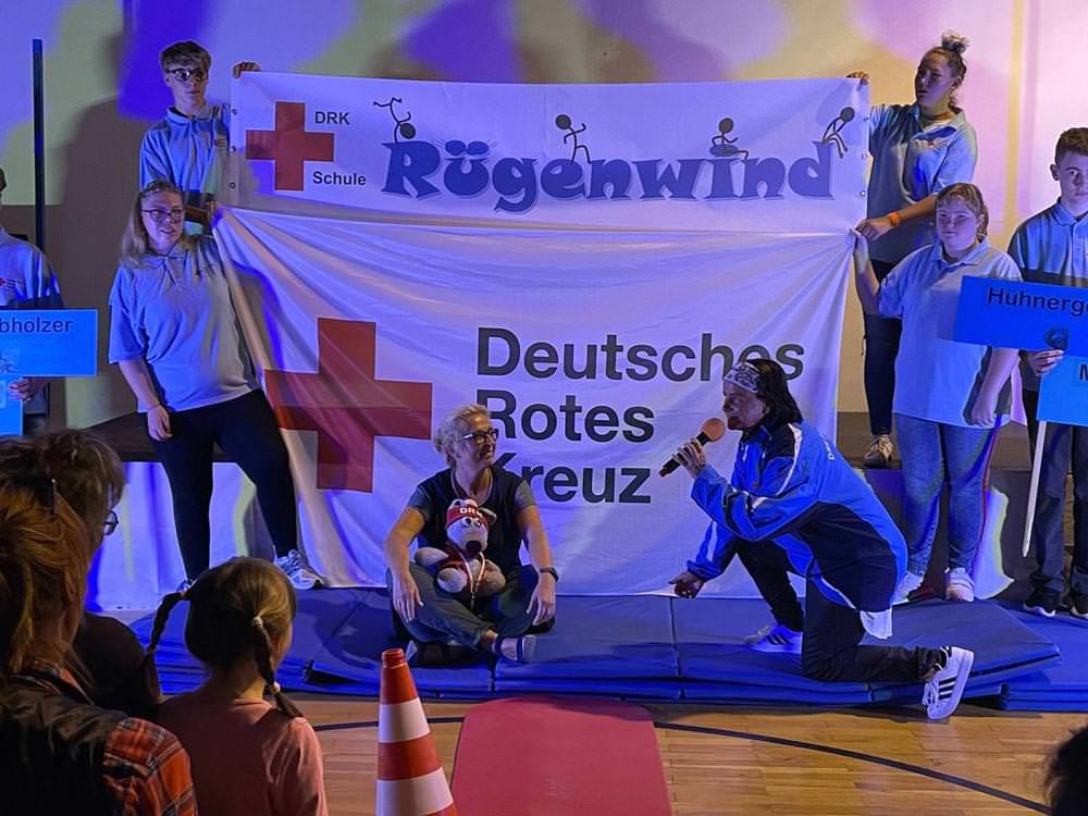 Mit einer bunten Show und 250 Gästen feiert die DRK-Schule Patzig ihre Namensgebung „Rügenwind“ und 25 Jahre DRK-Zugehörigkeit.