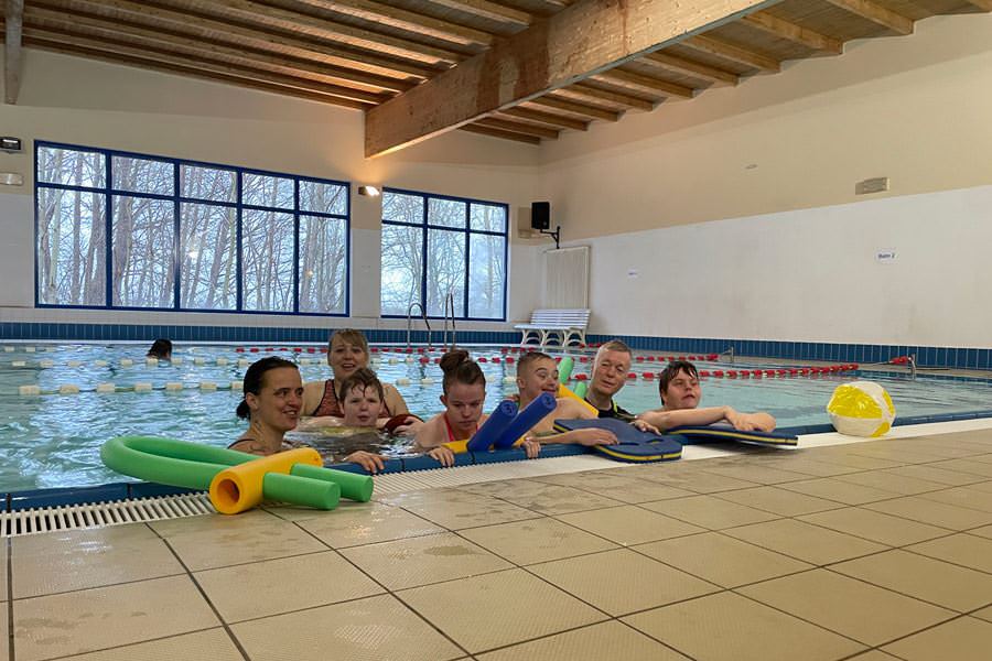 Schülerinnen und Schüler der DRK „Rügenwind“-Schule in Patzig üben Schwimmen in der Schwimmhalle Samtens – von Seepferdchen bis Rettungsschwimmer.