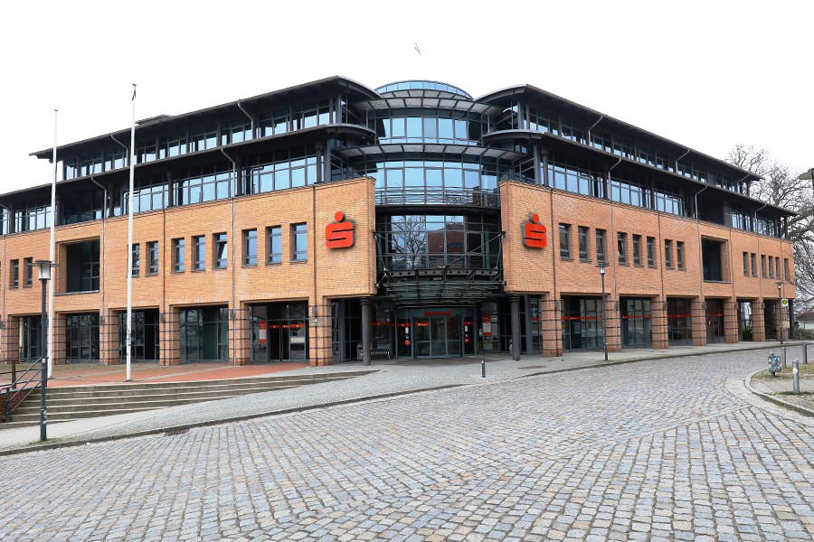 Neuer Standort der DRK-Geschäftsstelle im Sparkassengebäude in Bergen auf Rügen.