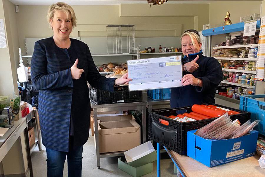 Rotarier übergabe 1000-Euro an die Stralsunder Tafel für Kühltransporter und Reparaturen