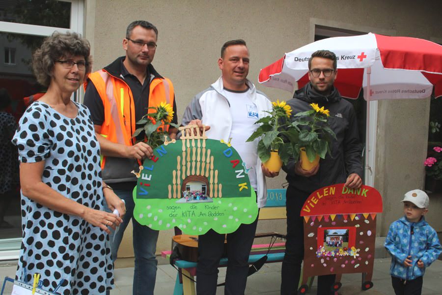 Spender und Eltern übergeben neue Spielgeräte an Kinder der DRK-Kita am Bodden in Stralsund.
