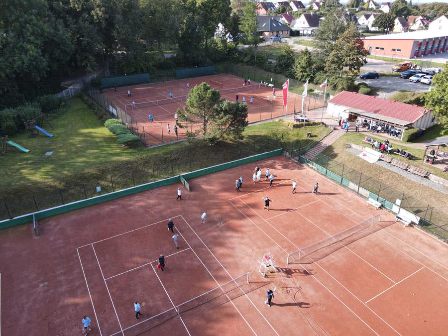 Schülerinnen und Schüler der DRK „Rügenwind“-Schule trainieren beim traditionellen Tennis-Sporttag gemeinsam mit dem Tennisverein Bergen.