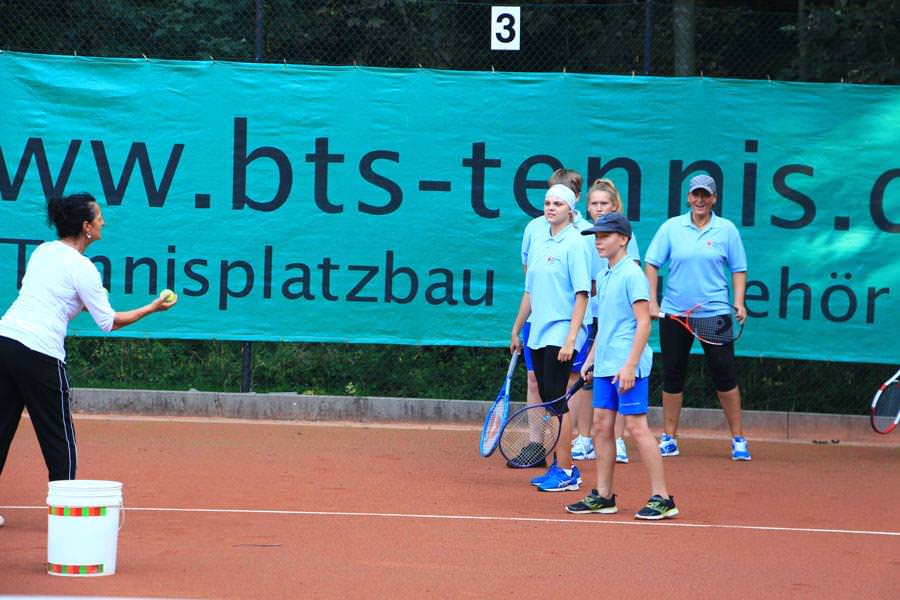 Schülerinnen und Schüler der DRK „Rügenwind“-Schule sammeln beim Tennistag mit dem Tennisverein Bergen erste Erfahrungen im Tennis und feiern Erfolge.