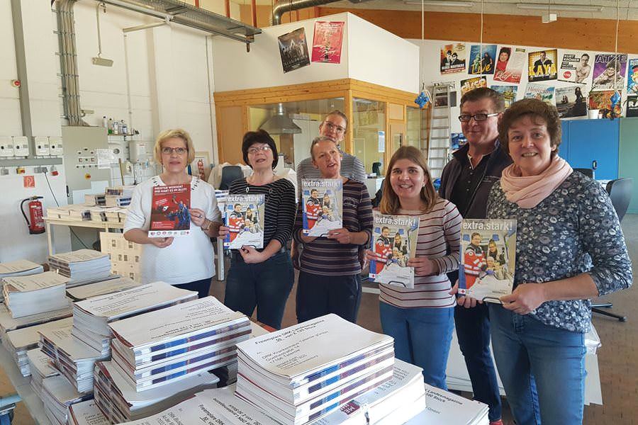 Freiwillige Kita-Erzieherinnen helfen bei der Etikettierung und Sortierung des DRK-Mitgliedermagazins, das normalerweise von den Rügener Werkstätten vorbereitet wird.