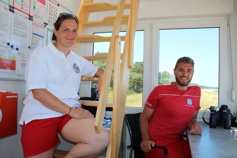 Rettungsschwimmerin Anna Hager am Wasserrettungsturm in Glowe an der Tromper Wiek.