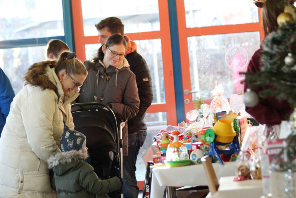 DRK-Weihnachtsmarkt 2024 Verkaufsstände der DRK-Kitas, Foto: DRK-KV Rügen Stralsund e.V.