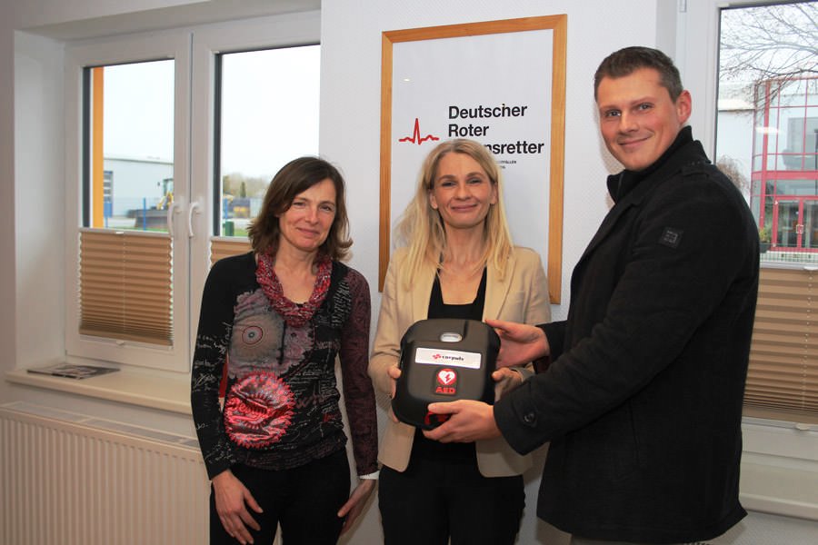 Übergabe von Laiendefibrillatoren an fünf Einrichtungen auf Rügen nach erfolgreicher OZ-Weihnachtsspendenaktion.