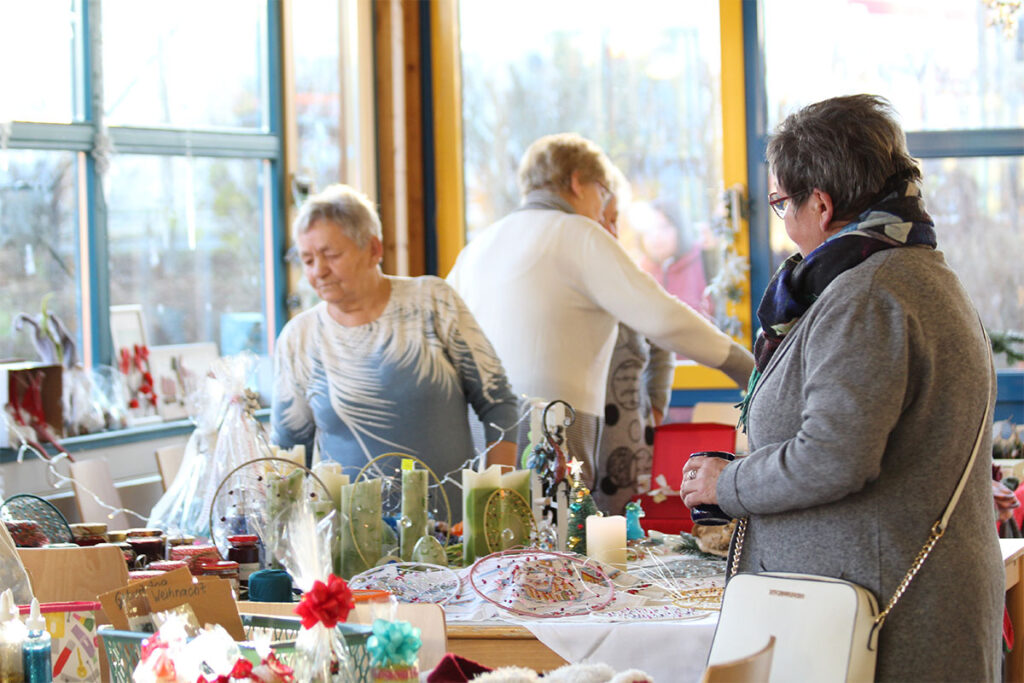 Die DRK-Ortsvereine verkauften Selbstgemachtes beim DRK-Weihnachtsmarkt 2024