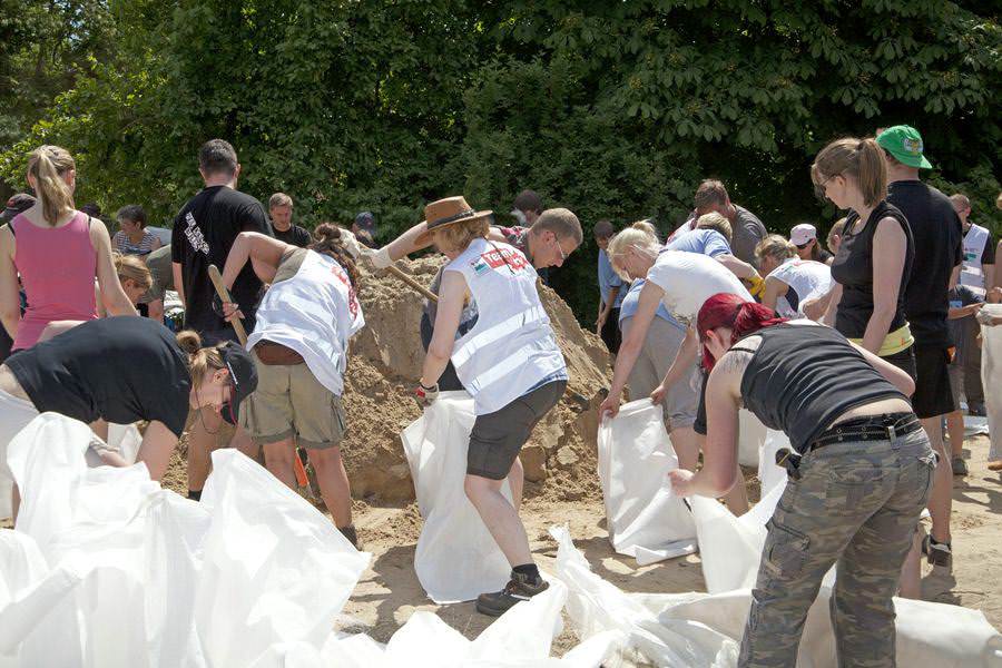 Beispielbild von Helfern beim Elbehochwasser, Foto: Christine Mevius