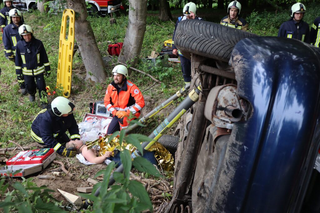 Große Übung bringt Rettungskräfte zusammen. Simuliert wird ein Unfallszenario, zudem nicht nur der Rettungsdienst, sondern auch die Freiwilligen Feuerwehren, SEG-R, Sanitätszug und Luftrettung zum Einsatz kommen.