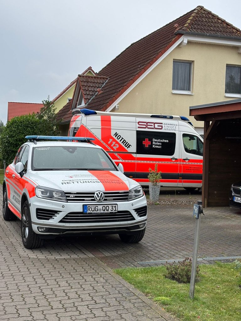 DRK-Einsatzkräfte mit Rettungswagen und Einsatzleitwagen bei einem Brandeinsatz in Samtens
