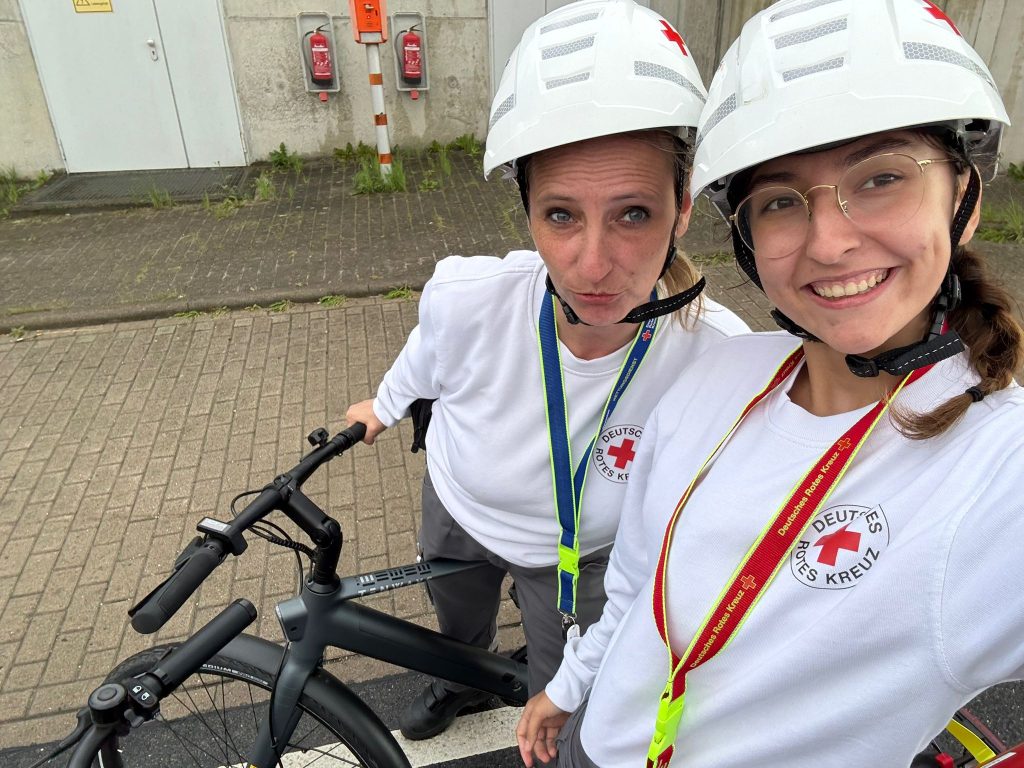 Einsatzkräfte des DRK bei der 23. Hella Marathon Nacht in Rostock sichern die Veranstaltung medizinisch ab.