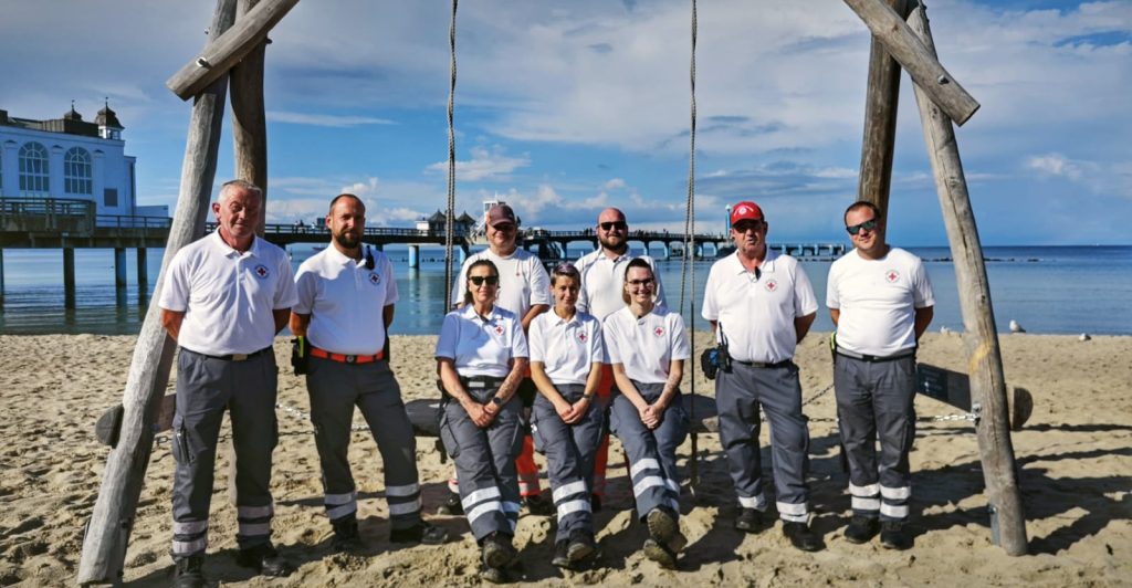 Kameradinnen und Kameraden des Sanitätszuges Rügen und der Medical Task Force bei der sanitätsdienstlichen Absicherung des Open-Air-Konzerts von Purple Disco Machine an der Seebrücke Sellin, August 2025.