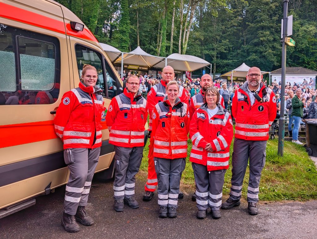 Ehrenamtliche Einsatzkräfte des DRK sichern die Waldbühne Bergen während des Konzerts von Maite Kelly, Julian David, Die Junx und Sophia Venus am 2. August 2024.