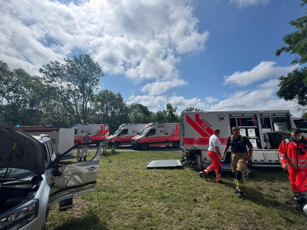 Einsatzfahrzeuge des DRK und ein Behandlungszelt am Ortseingang von Bergen auf Rügen