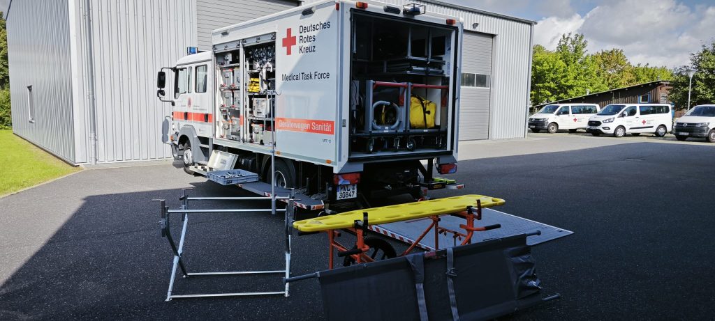 Einsatzkräfte der Medical Task Force üben den Umgang mit dem Gerätewagen Sanitätsdienst.