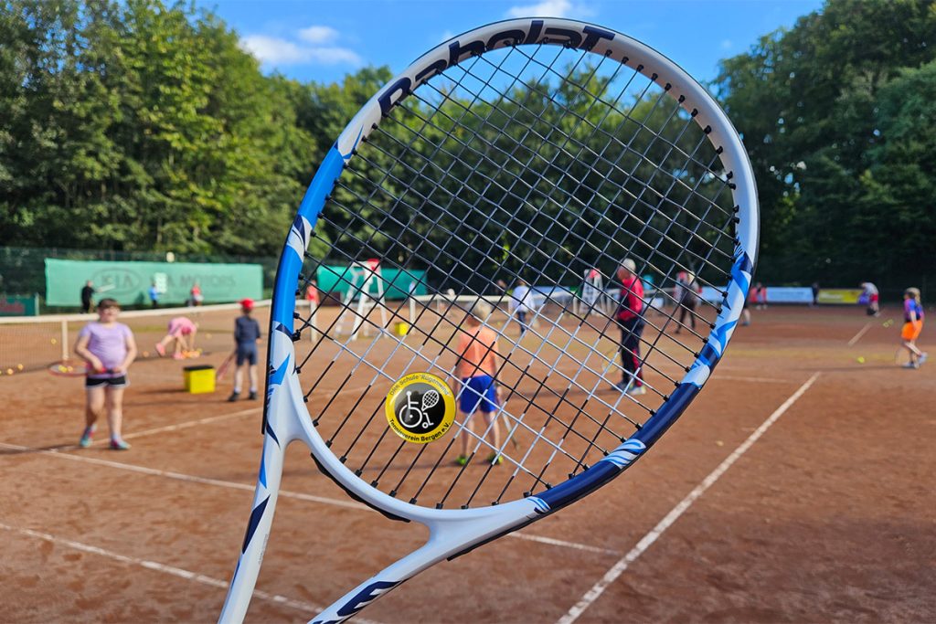 Schülerinnen und Schüler der DRK-Schule Rügenwind spielen Tennis bei den Tennistagen in Bergen – Kooperation mit dem Tennisverein Bergen e.V. seit 10 Jahren.