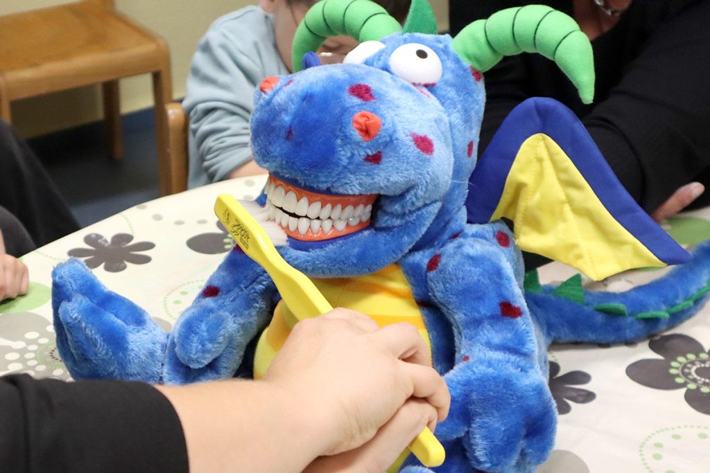 Kinder der DRK-Kita Friedrich Fröbel erleben am Tag der Zahngesundheit spielerisch, wie sie ihre Zähne gesund halten – mit Putzen, Singen und spannenden Mitmachstationen.