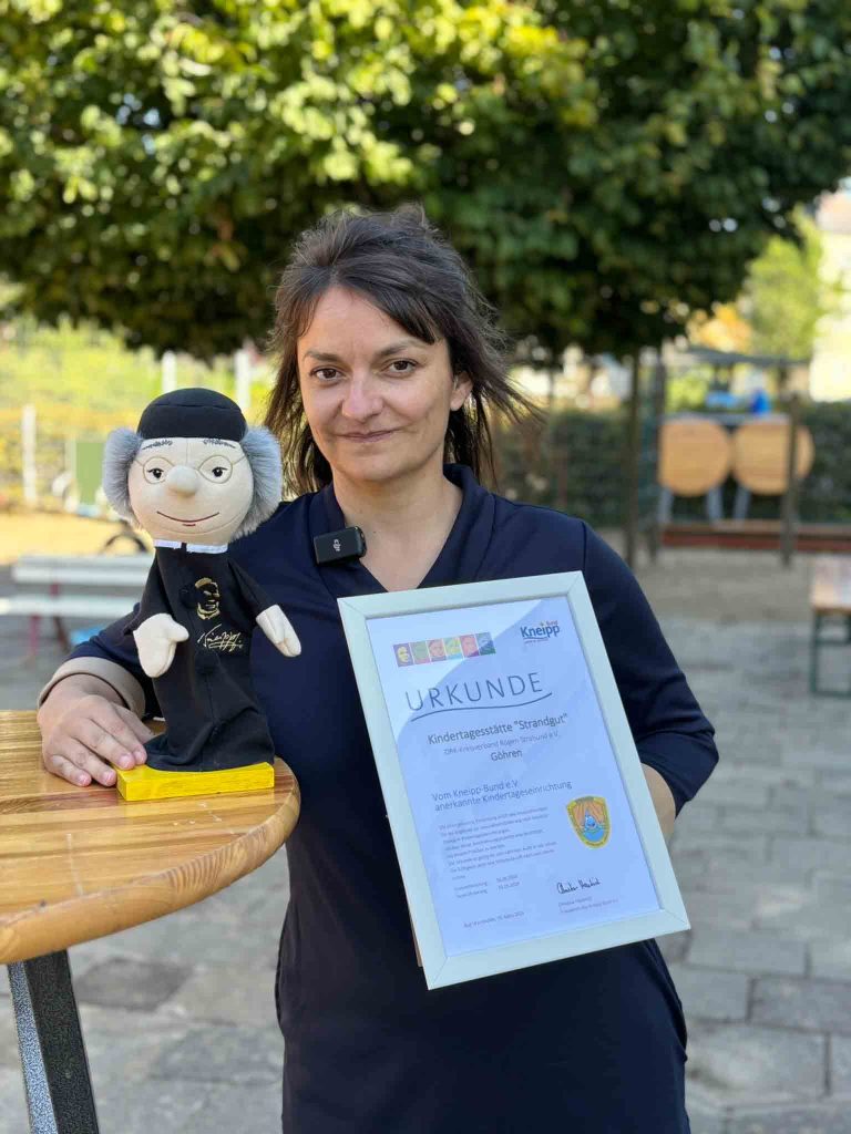 Leiterin Anke Dittmar bei der Jubiläumsfeier des Kneippfests in der DRK-Kita Strandgut Göhren.