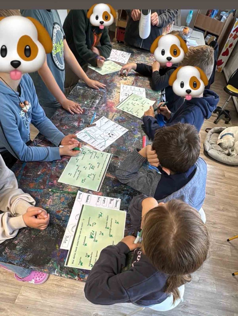 Kinder im Hort Garz arbeiten am Hundediplom und lernen mit Unterstützung von „Rügen-Dogs“ den richtigen Umgang mit Hunden.