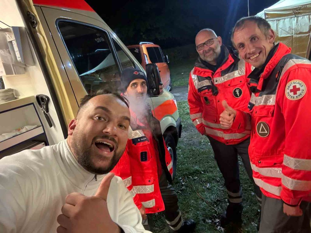Ehrenamtliche Helferinnen und Helfer des Deutschen Roten Kreuzes Rügen-Stralsund sichern den Megamarsch sanitätsdienstlich ab und sorgen für die Sicherheit der Teilnehmenden.
