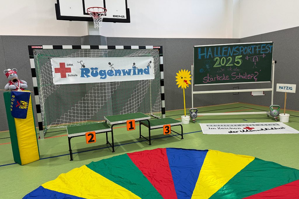 Schülerinnen und Schüler der DRK-Schule Rügenwind in Patzig nehmen mit Begeisterung am Hallen-Kraftsportfest teil. Beim Sportevent zeigen sie Kraft, Ausdauer und Teamgeist an verschiedenen Stationen.