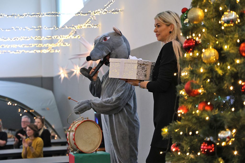 „Tag der offenen Tür 2025 in der frisch sanierten Sporthalle der DRK-Schule Patzig mit festlicher Dekoration, Bühnenprogramm, Kuchenbuffet und Weihnachtsbasar.