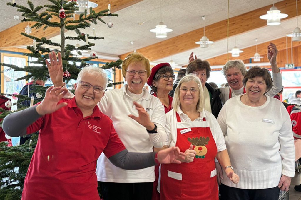 DRK-Weihnachtsmarkt in den Rügener Werkstätten, auf dem mehrere DRK-Ortsvereine der Insel selbst gemachten Kuchen und handgefertigte Produkte verkaufen.