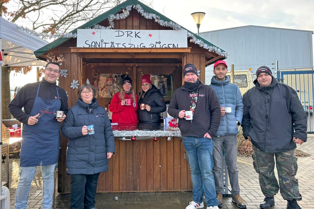 DRK-Weihnachtsmarkt, auf dem der Sanitätszug Rügen Glühwein und Bratwurst verkauft.