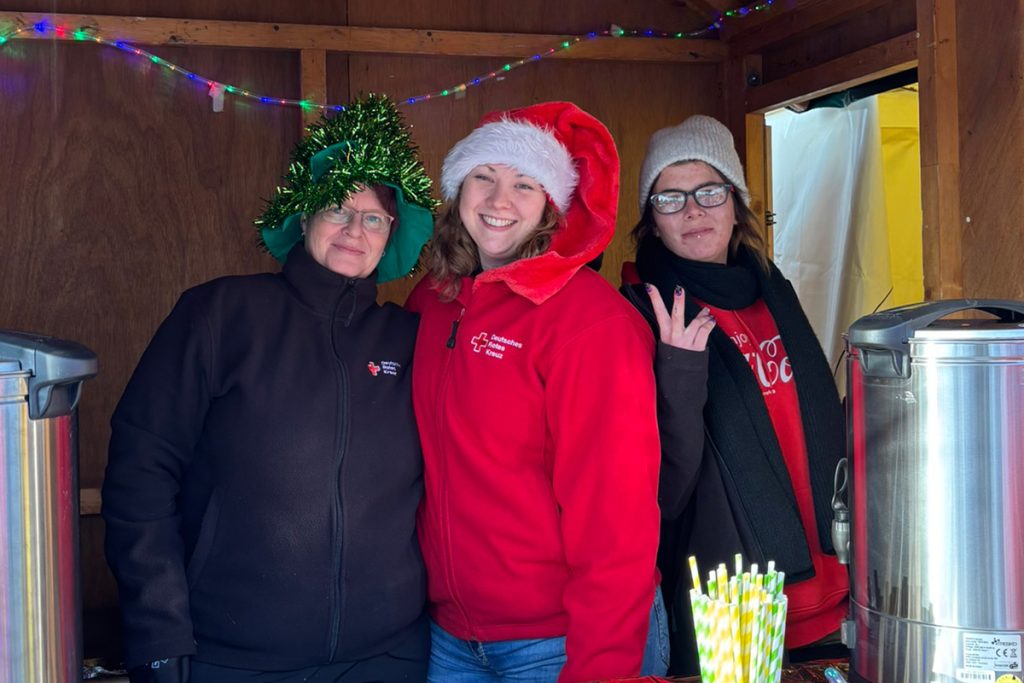 DRK-Weihnachtsmarkt, auf dem der Betreuungszug Stralsund und die MTF Crepes, schokolierte Früchte und heiße Schokolade anbieten.