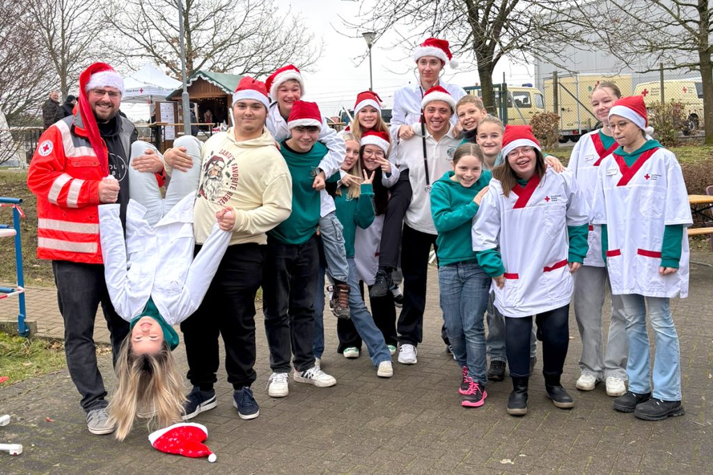 Beim DRK-Weihnachtsmarkt betreut das Jugendrotkreuz kranke Plüschtiere in einer Teddyklinik.
