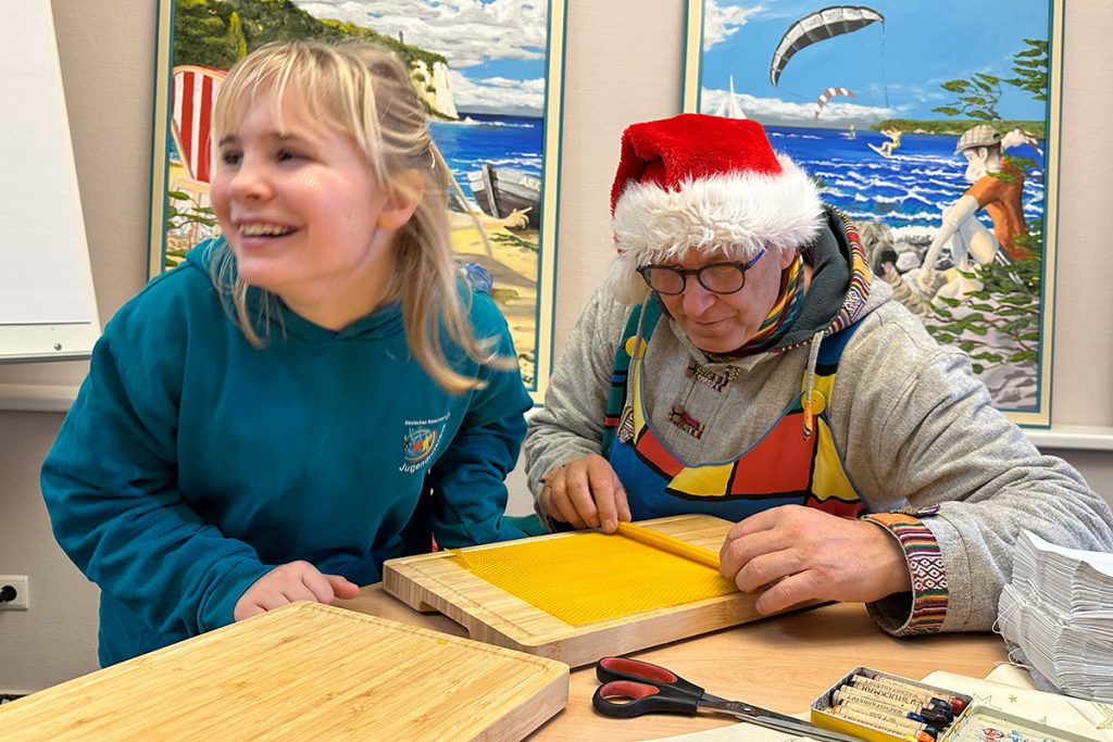 Beim DRK-Weihnachtsmarkt zeigt das Jugendrotkreuz "Max macht’s" wie man Kerzen selbst dreht.