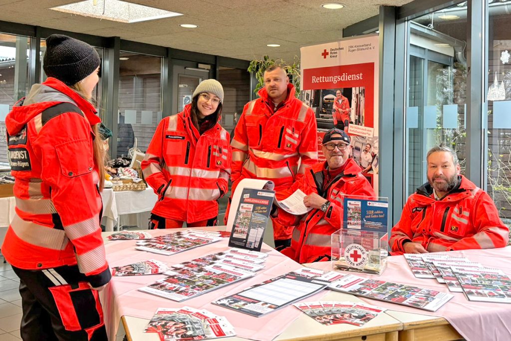 Auf dem DRK-Weihnachtsmarkt präsentiert unser Rettungsdienst den aktuellen DRK-Familienkalender.