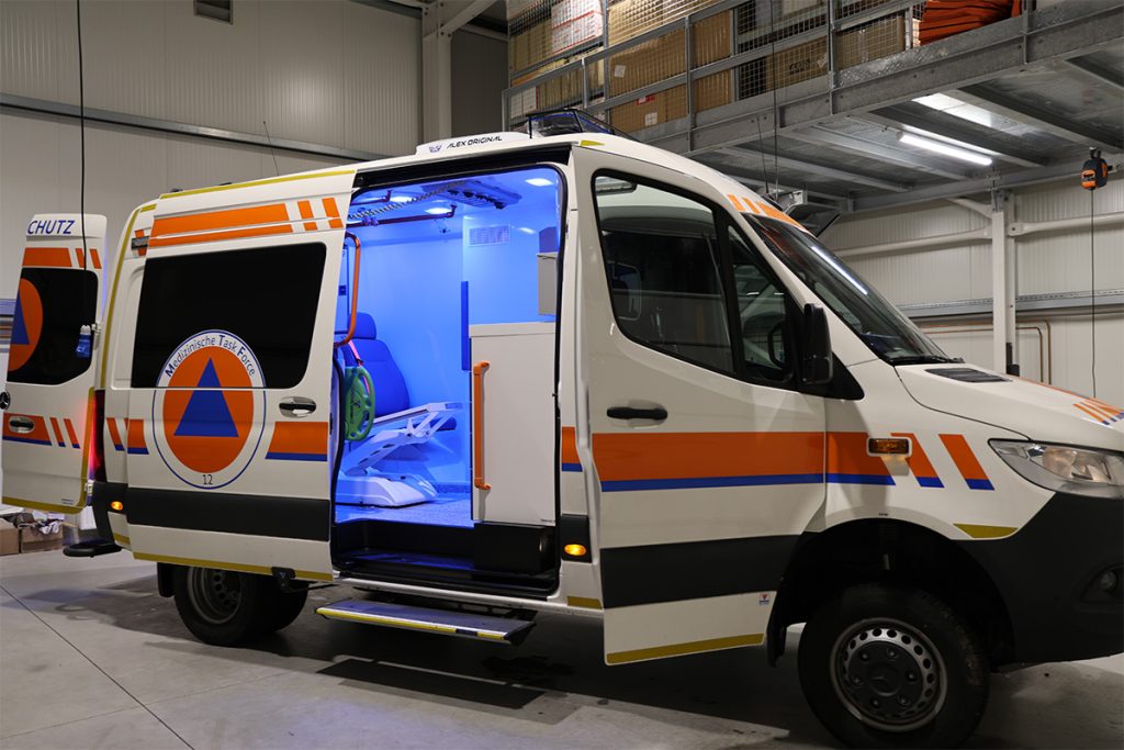 Die Medical Task Force 12 Rügen präsentiert ihren neuen Krankentransportwagen Zivilschutz (KTW ZS), der zuvor in Bonn übergeben wurde.
