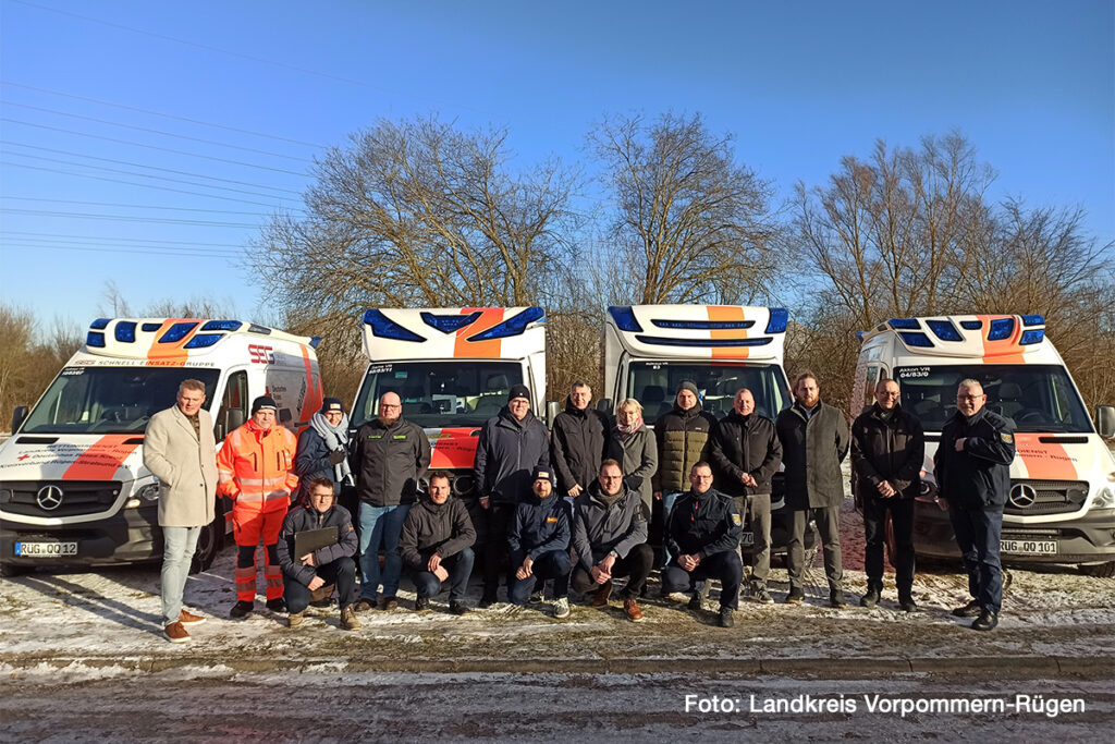 Unterzeichnung des neuen Rettungsdienstvertrags im Landkreis Vorpommern-Rügen: Vertreter des Landkreises und des DRK-Kreisverbandes Rügen-Stralsund besiegeln die langfristige Sicherstellung der rettungsdienstlichen Versorgung ab 2026.