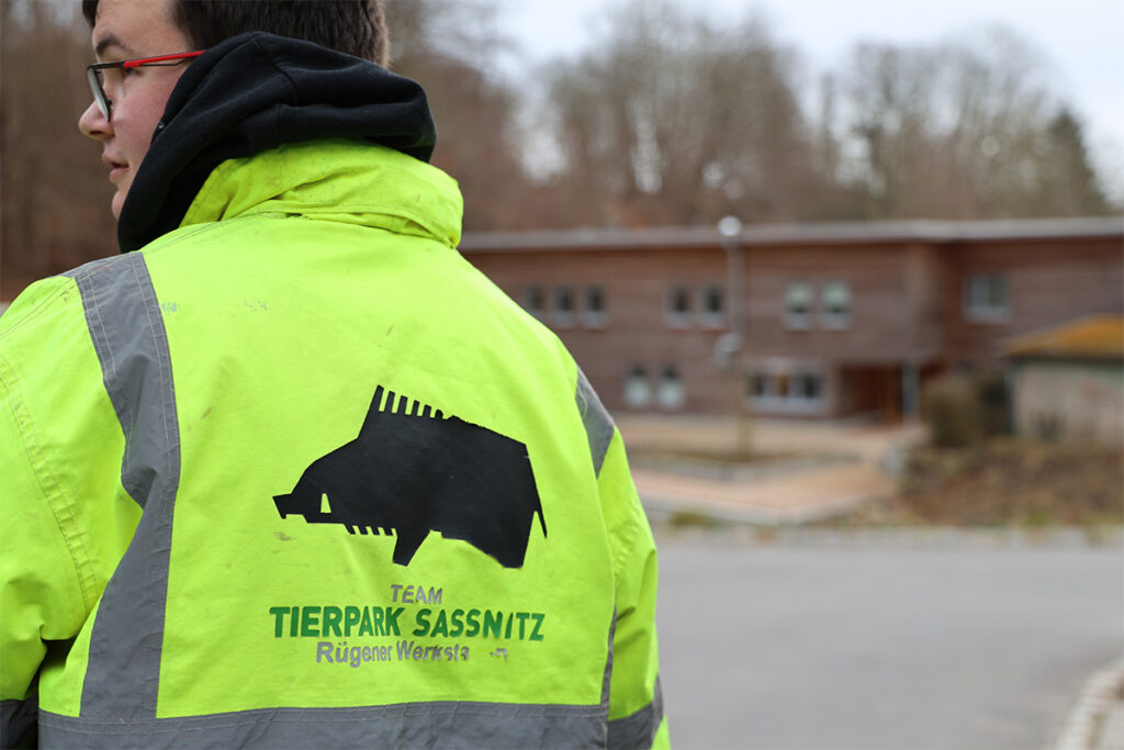 Mitarbeitende der Rügener Werkstätten pflegen Außenanlagen im Tierpark Sassnitz im Rahmen eines Inklusionsprojekts zur Vorbereitung des Ostersonntags