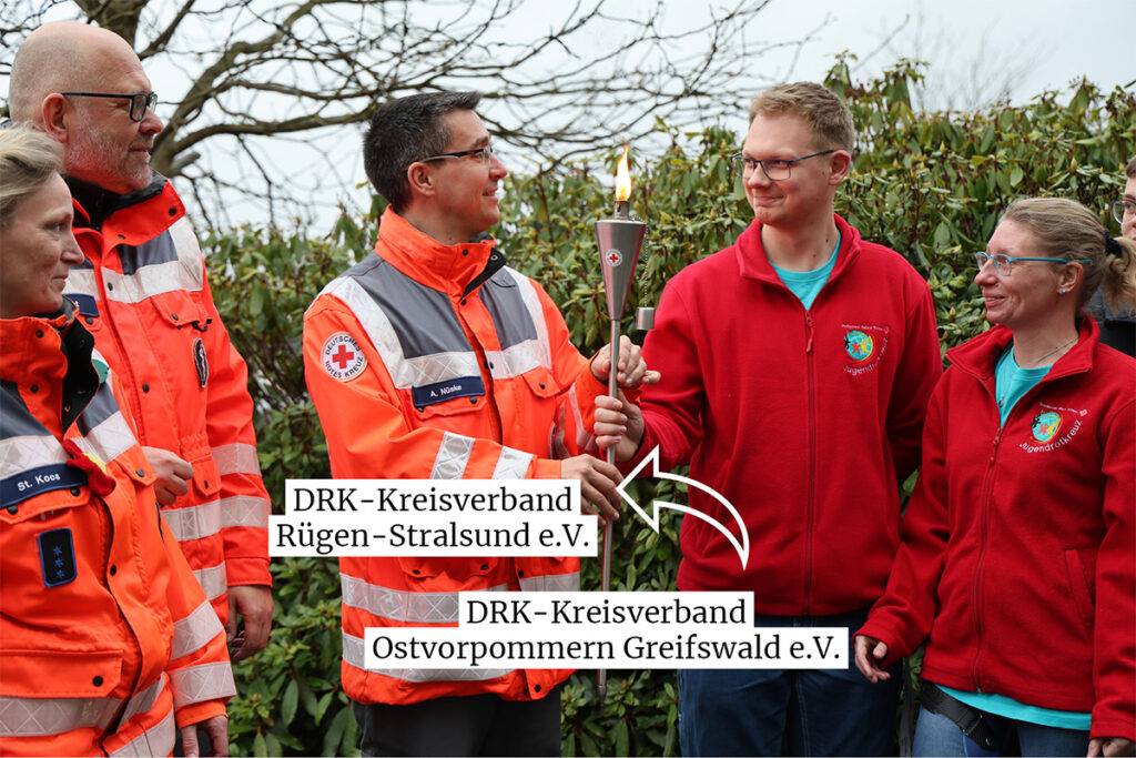 Fackelübergabe der Fiaccolata 2026 vom DRK-Kreisverband Ostvorpommern-Greifswald an den DRK-Kreisverband Rügen-Stralsund