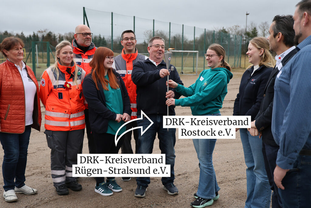 Weitergabe der Fiaccolata Fackel vom DRK-Kreisverband Rügen-Stralsund an den DRK-Kreisverband Rostock
