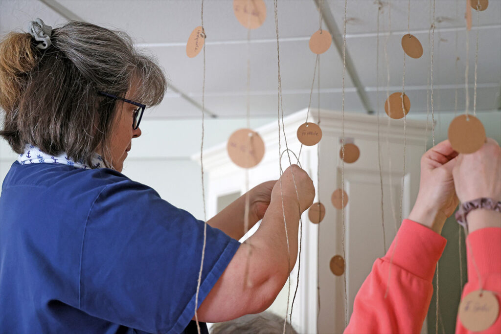 Rituale geben Halt. In jeder Palliativ-Teamsitzung gedenkt das Palliativ-Team der Verstorbenen, die es begleiten durfte, als bewusster Moment des Abschieds, der Selbstfürsorge und der Achtsamkeit für die eigene Seele.