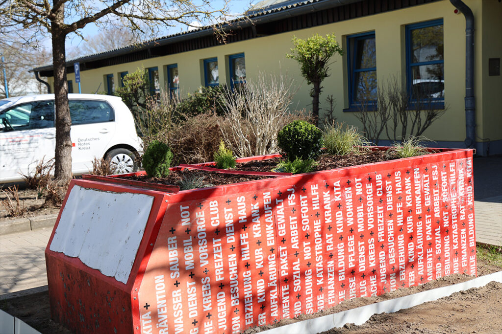 Upcycling auf Rügen: DRK-Werkstätten verwandeln alte Kleidercontainer in neue Alltagslösungen
