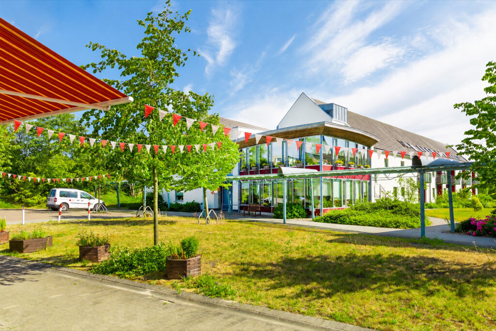Außenansicht der DRK-Pflegeeinrichtung Sassnitz auf Rügen mit festlich geschmücktem Eingangsbereich anlässlich des 30-jährigen Jubiläums und des Tages der offenen Tür.
