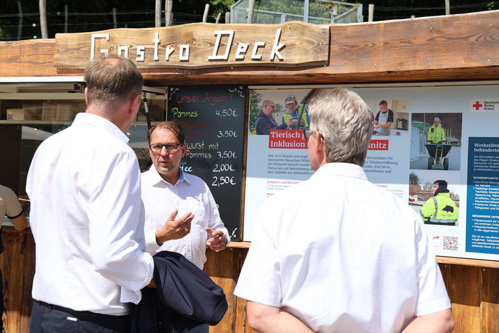 Zur offiziellen Eröffnung des GastroDecks im Tierpark Sassnitz informierten sich Gäste aus Politik und Stadtverwaltung über das Inklusionsprojekt des DRK-Kreisverbandes Rügen-Stralsund.