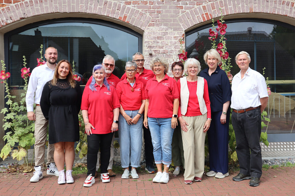 Gründungsmitglieder des DRK-Ortsvereins Wittow bei der offiziellen Vereinsgründung in Altenkirchen gemeinsam mit Vertreterinnen und Vertretern des DRK-Kreisverbandes Rügen-Stralsund.