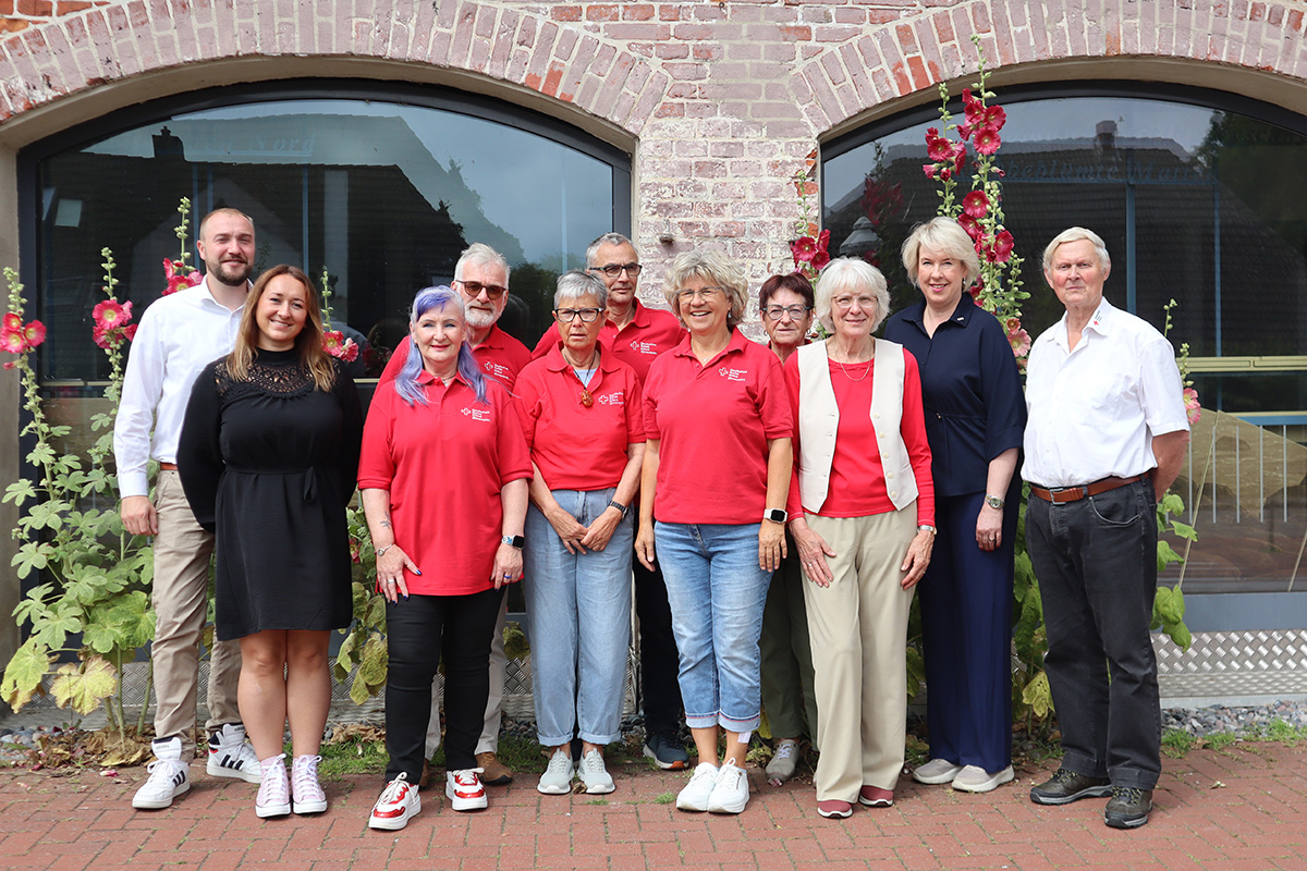 Gründungsmitglieder des DRK-Ortsvereins Wittow bei der offiziellen Vereinsgründung in Altenkirchen gemeinsam mit Vertreterinnen und Vertretern des DRK-Kreisverbandes Rügen-Stralsund.