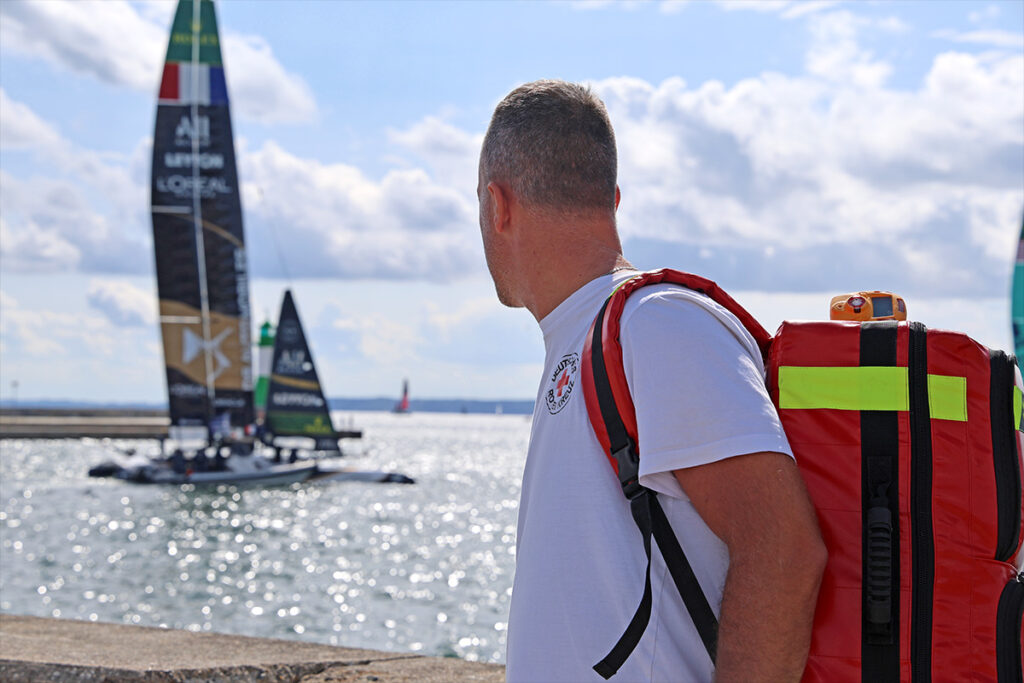 Einsatzkräfte des DRK-Kreisverbandes Rügen-Stralsund sichern den SailGP in Sassnitz sanitätsdienstlich ab.