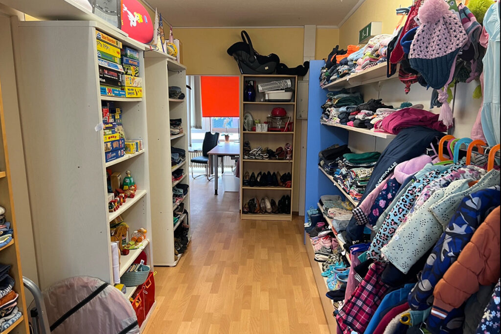 Blick in die neu gestaltete DRK-Kleiderkammer in Bergen auf Rügen mit übersichtlich sortierter Kleidung.